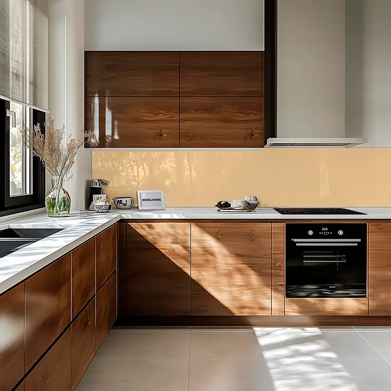 Helle Küche mit Holzschränken und eingebautem Ofen