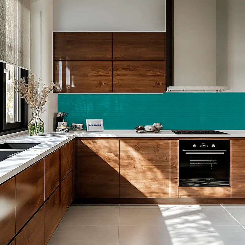 Küche mit Holzschränken, türkisfarbener Spritzschutz