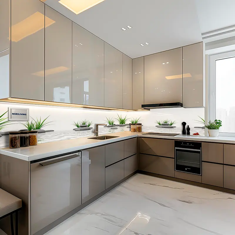 Helle L-förmige Küche mit Marmorfliesen und Einbauofen