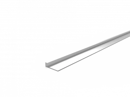 Langes Aluminiumprofil in L-Form für diverse Konstruktionen und Montagen
