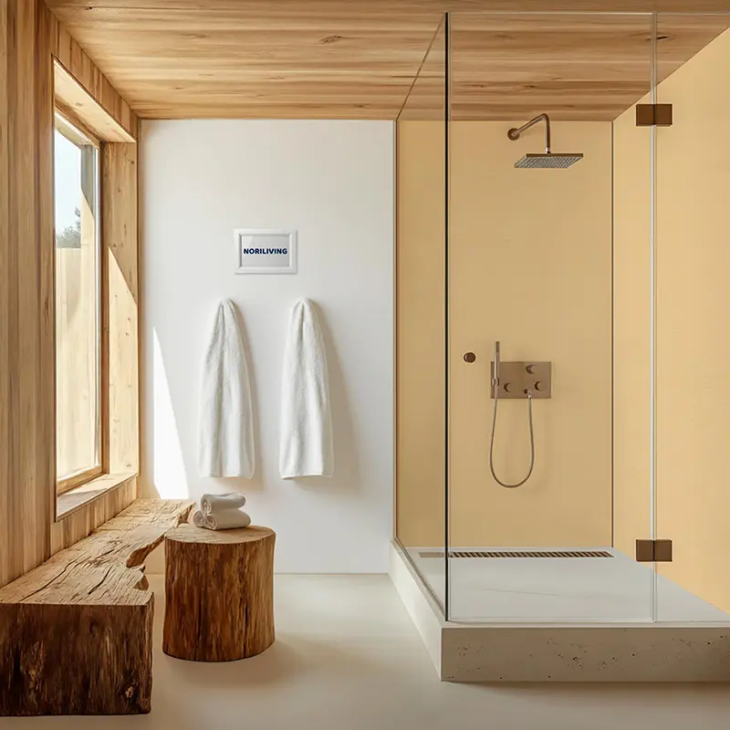 Helles Bad mit Glasdusche, Holzbank und Handtüchern