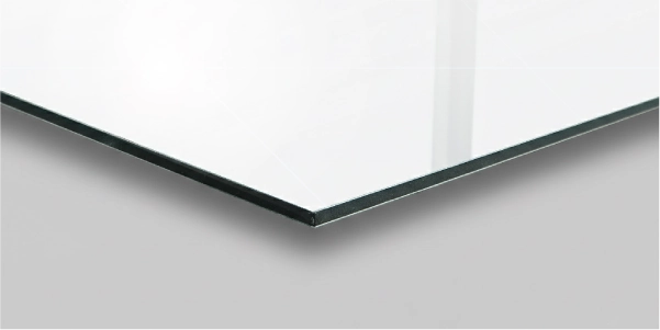 Eckdetail einer klaren Glasplatte