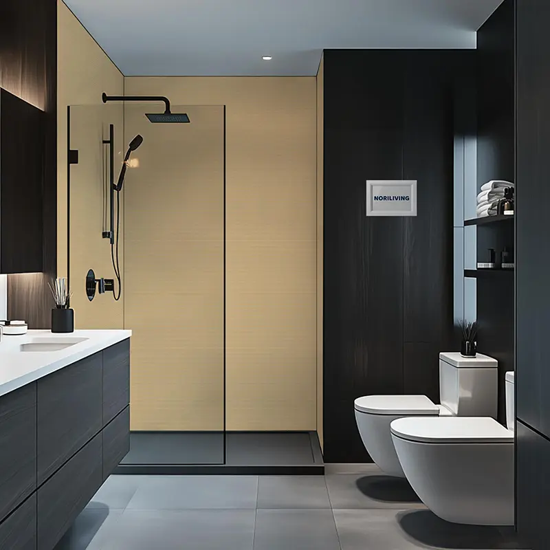 Elegantes Badezimmer mit schwarzer Armatur und Hänge-WC