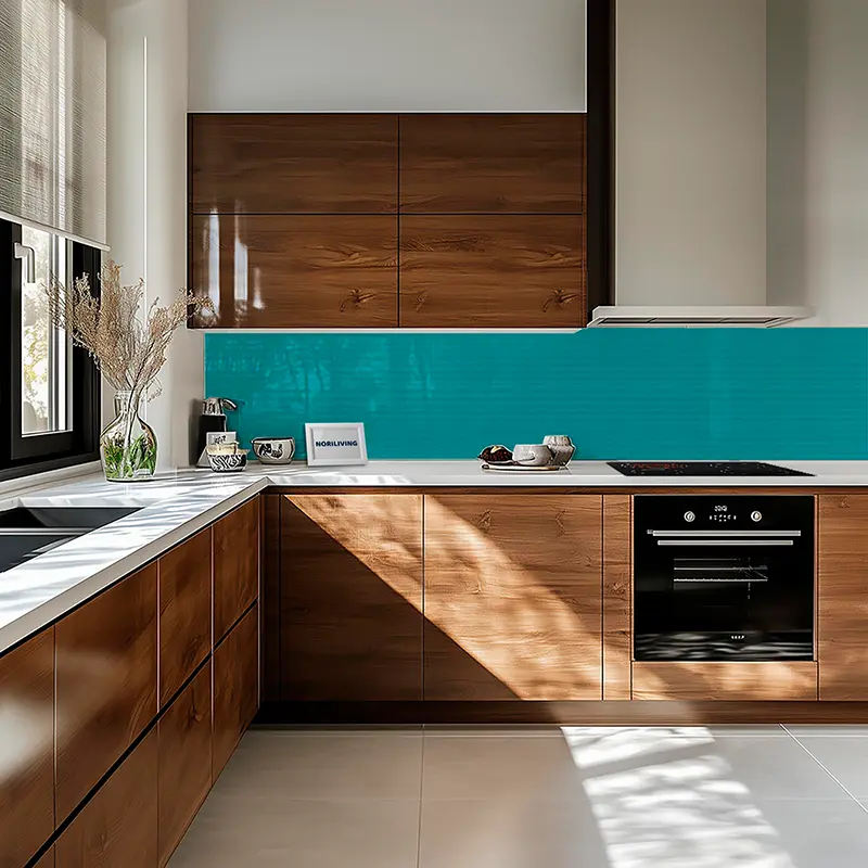 Moderne Einbauküche mit türkisfarbener Rückwand