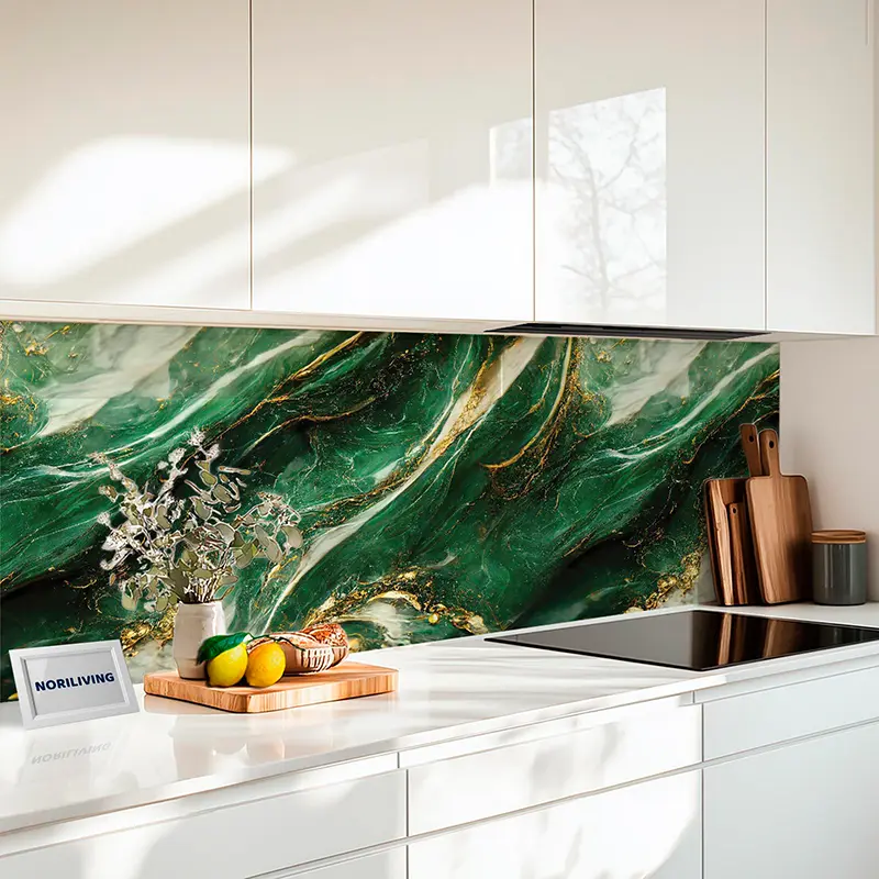 Weiße moderne Küche mit grüner Marmor-Rückwand