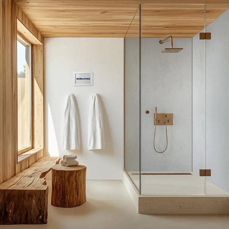 Helles Bad mit Walk-In-Dusche, Holzbank und Handtüchern