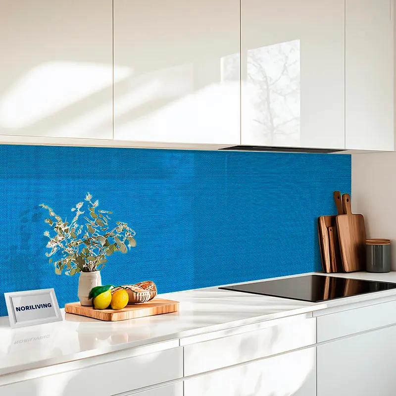 Weiße Küchenzeile mit blauem Rückwand und Dekoration