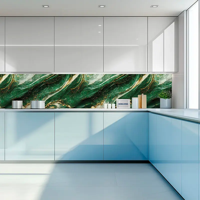 Küche mit grünem Marmor-Spritzschutz und hellen Fronten