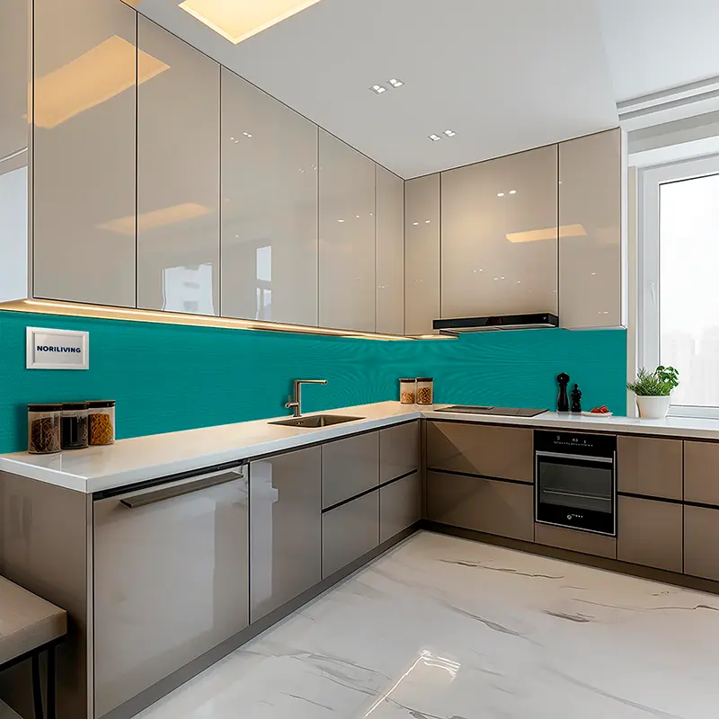 Moderne Küche mit türkisfarbener Glasrückwand