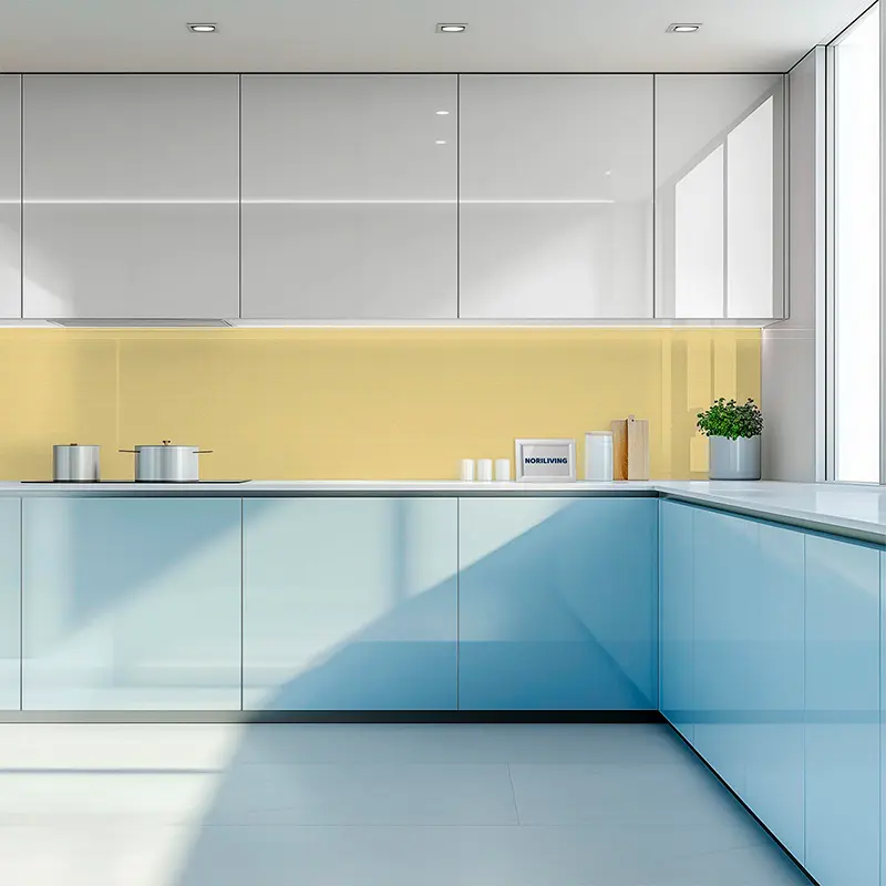 Helle, minimalistische Küche mit Panorama-Fenster