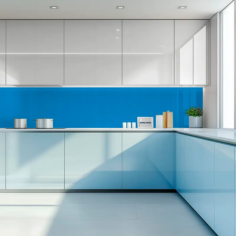 Helle moderne Küche mit blauem Glasrückwand