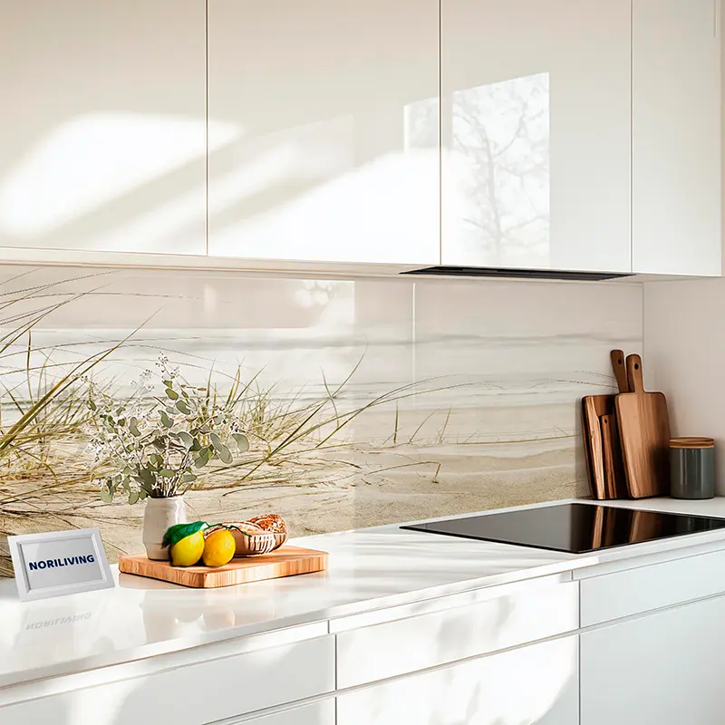 Moderne weiße Küche mit Strandmotiv als Spritzschutz