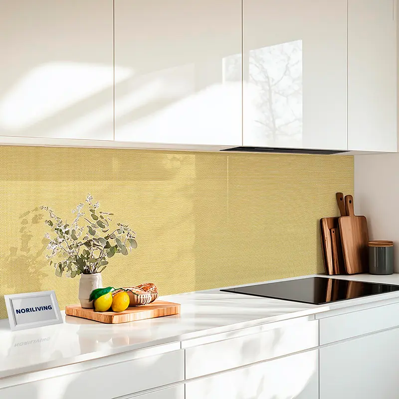 Helle Küchenzeile mit Schneidebrett, Pflanzen und Herd