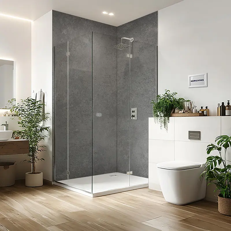 Badezimmer mit rahmenloser Glasdusche und Pflanzen