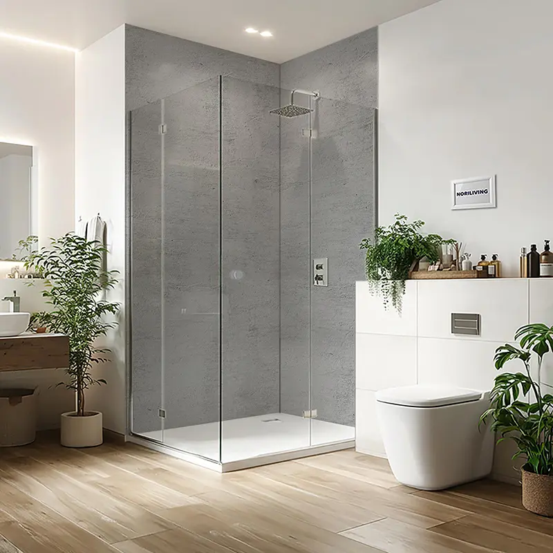 Helle Dusche mit rahmenloser Glaswand und Holzfußboden