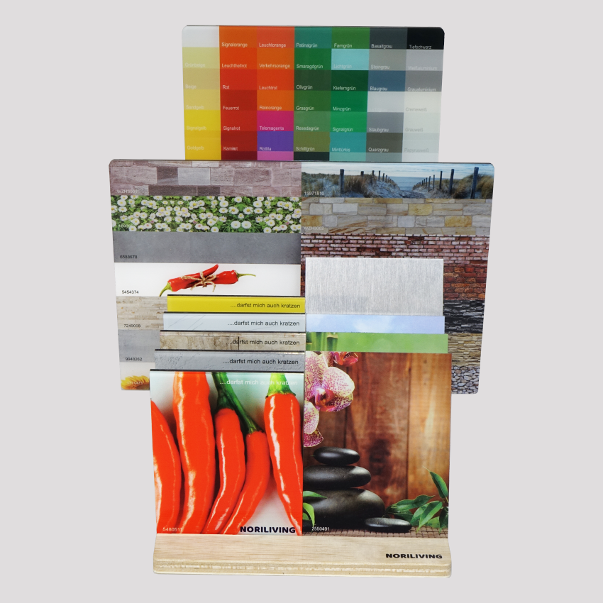 Farb- und Materialmuster auf Holzständer Verschiedene Farb- und Materialmuster auf einem Holzständer präsentiert