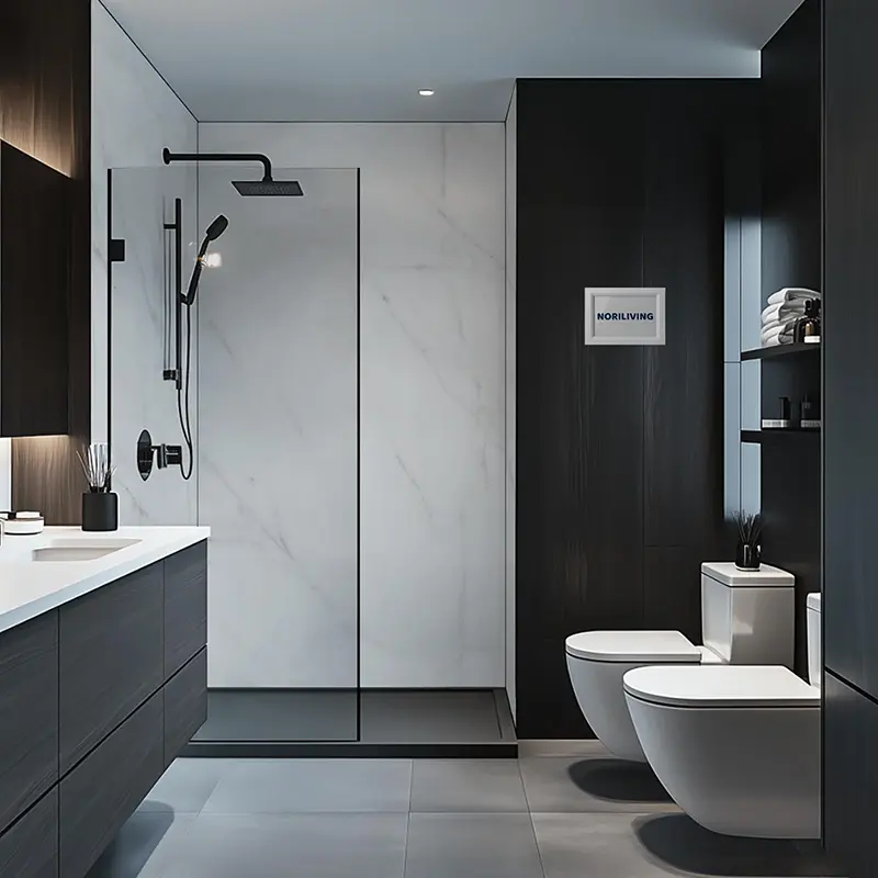 Elegantes Badezimmer mit ebenerdiger Glasdusche und Wand-WC