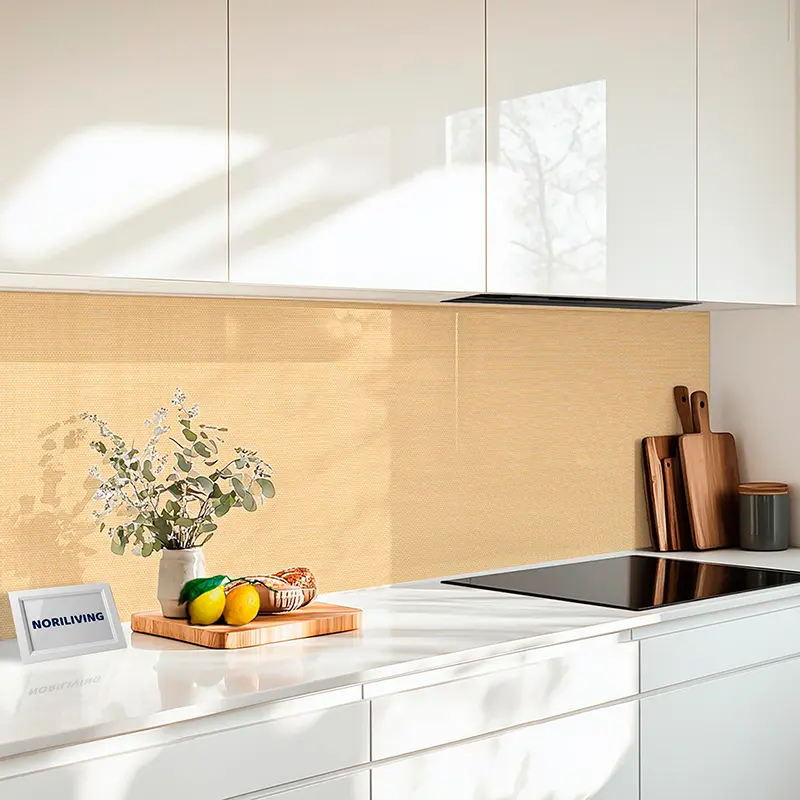 Weiße Küchenzeile mit Holzbrett, Zitrusfrüchten und Pflanzen