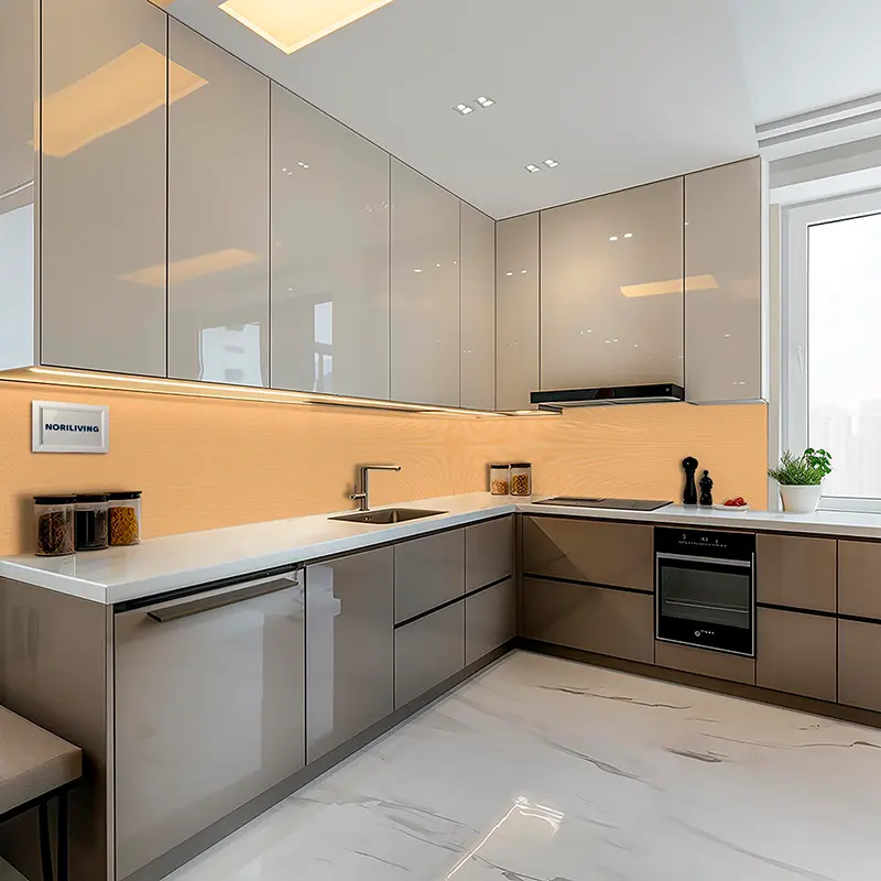 Offene Küche mit Arbeitsplatte, Einbauspüle und Ofen