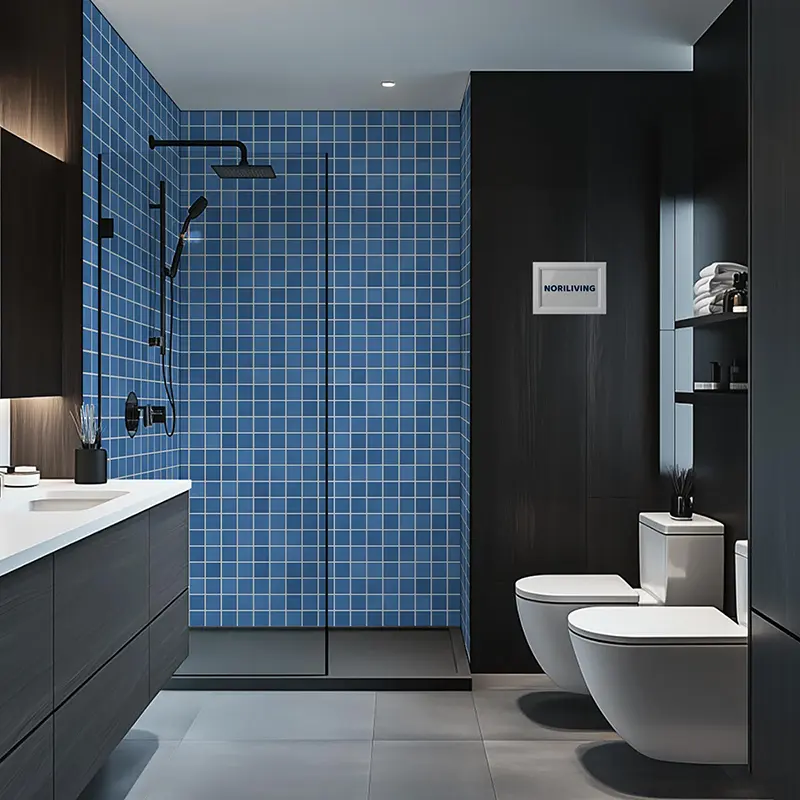 Dusche mit blauen Fliesen, schwarze Armaturen und WC