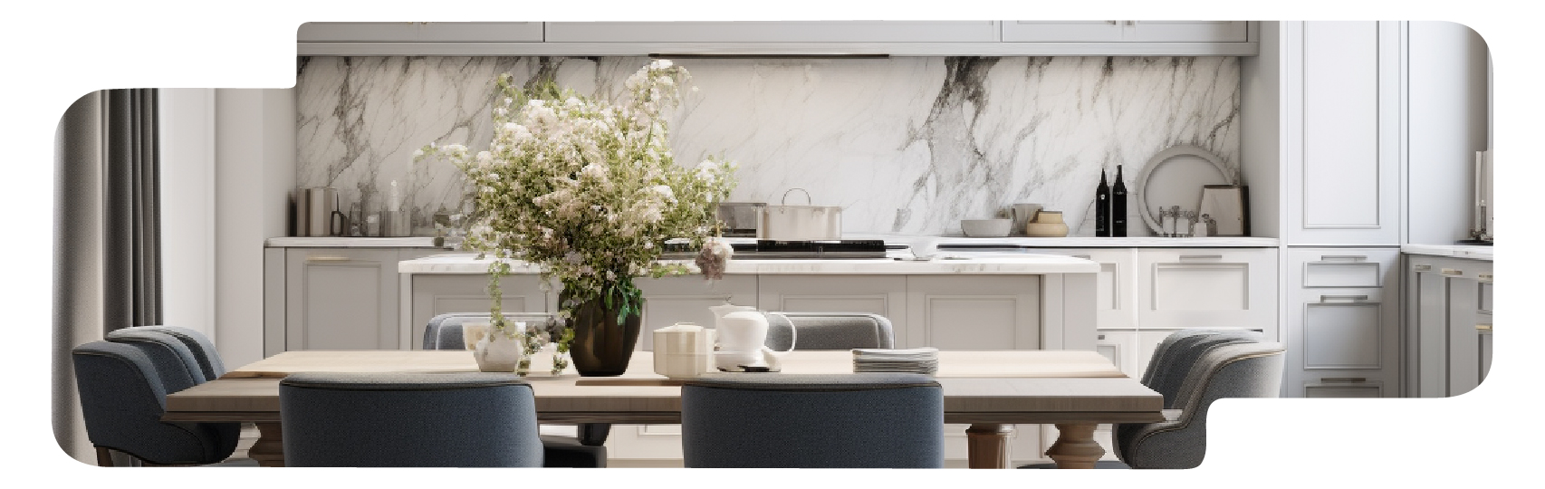 Elegantes Esszimmer mit Blumenarrangement und moderner Kücheneinrichtung Essbereich mit Tisch, Stühlen, Blumen und moderner Küche im Hintergrund mit Marmorwand