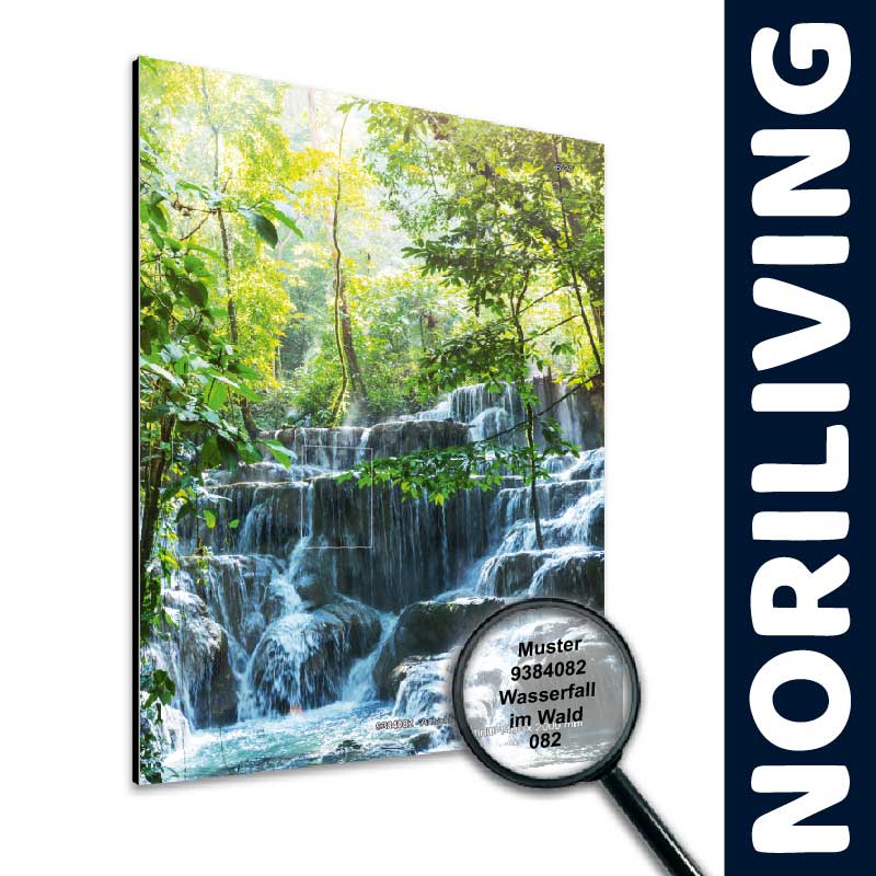 Leinwandbild mit Naturmotiv eines Wasserfalls, umgeben von grünen Bäumen, im Wald; Produkt von NORILIVING