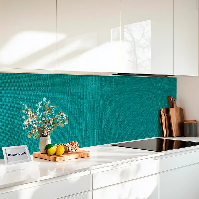 Weiße Küche mit türkisfarbener Glasrückwand