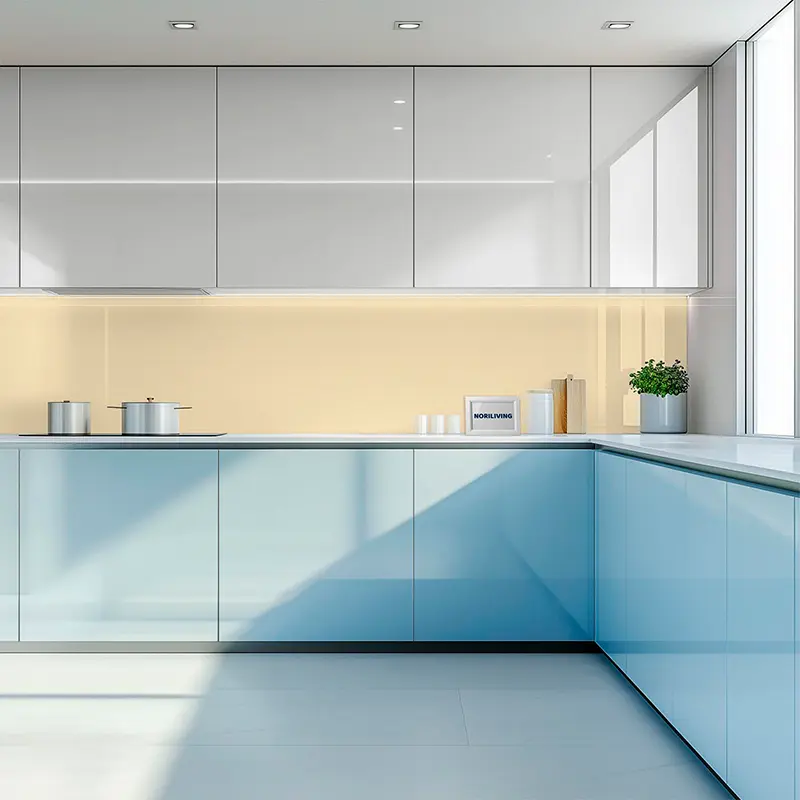 Minimalistische Küche mit blauem Unterschrank und Pflanzen