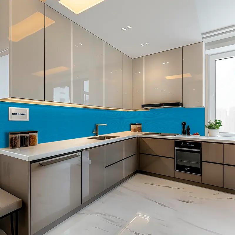 Beige Hochglanzküche mit weißer Arbeitsplatte