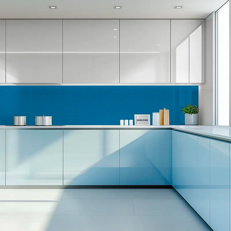 Minimalistische weiße Küche mit blauem Rückwandpaneel