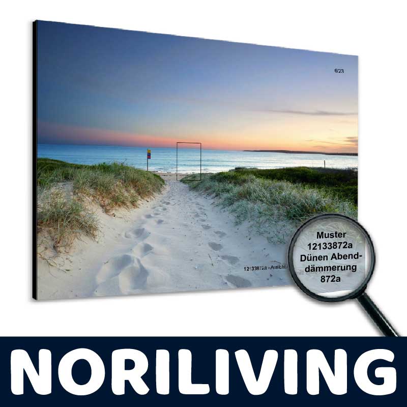 Wandbild zeigt einen Sandpfad durch Dünen, der zu einem ruhigen Meer bei Sonnenuntergang führt.