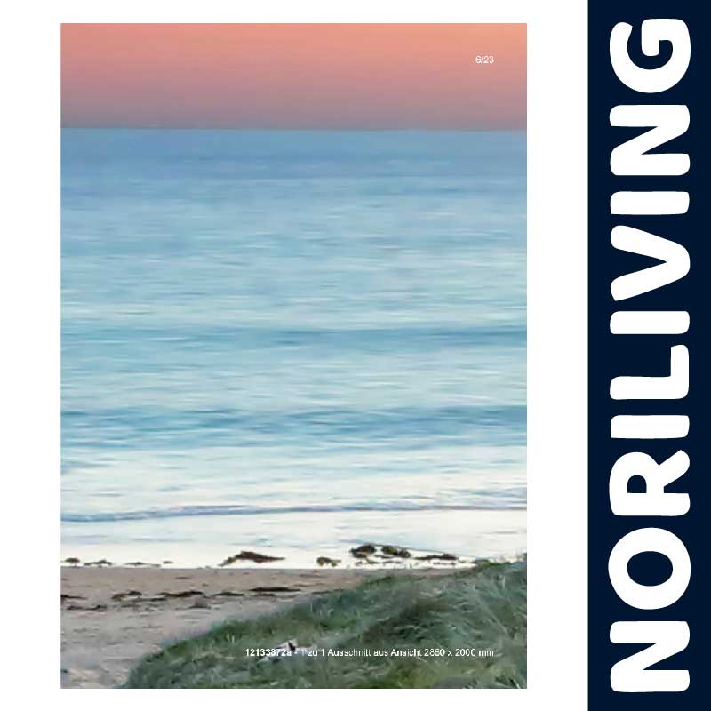 Noriliving Wandbild - Meeresblick bei Sonnenuntergang Panorama eines ruhigen Meeres bei Sonnenuntergang mit weichem Pastellhimmel und Sandstrand im Vordergrund, präsentiert von Noriliving.