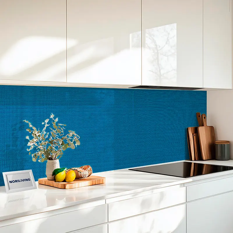 Weiße Küche mit blauem Rückwandpaneel und Schneidebrettern